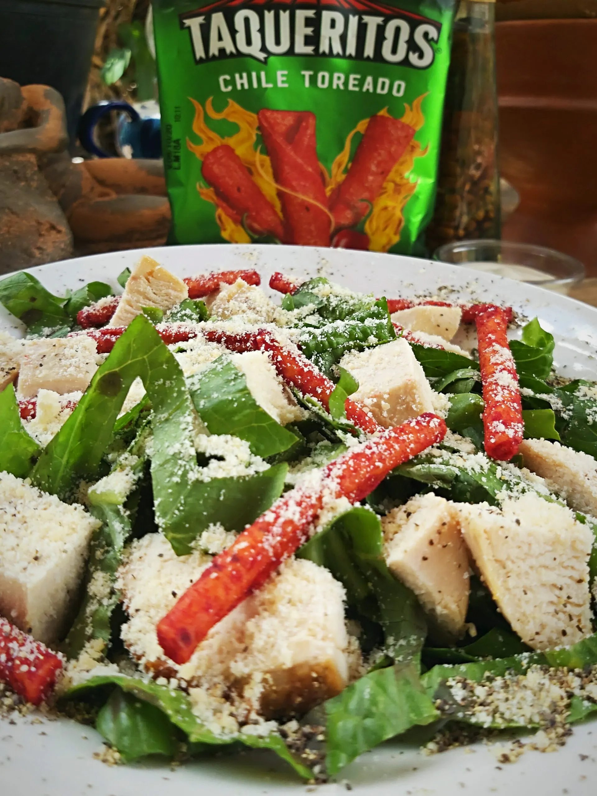 Ensalada César con Pollo Toreado y Taqueritos Queso Fusión